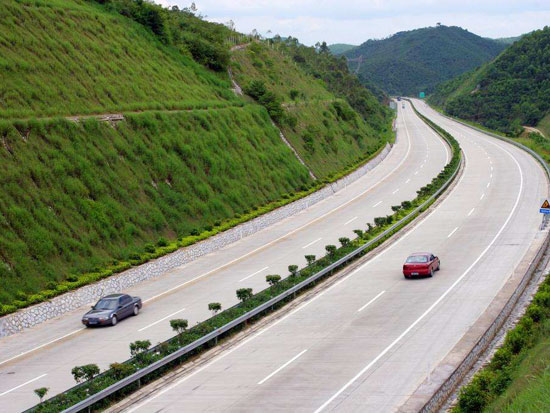 點(diǎn)擊查看詳細(xì)信息標(biāo)題：廣西南寧某高速公路建設(shè)雙向土工格柵的應(yīng)用 閱讀次數(shù)：4886
